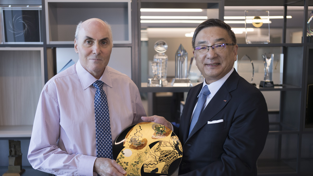 Meiji Seika ファルマの小林大吉郎社長（右）と面会した、昨年のノーベル賞受賞者・ワイスマン博士・ペンシルバニア州フィラデルフィア